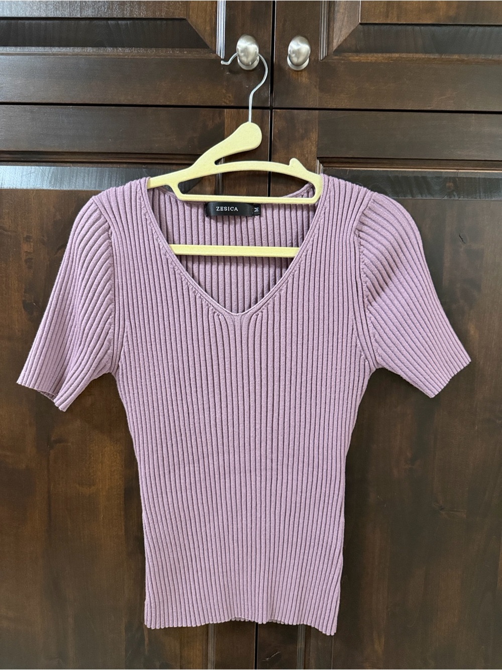 ZESICA SHORT SLEEVE V NECK SLIM FIT RIBBED KNIT TOP size medium